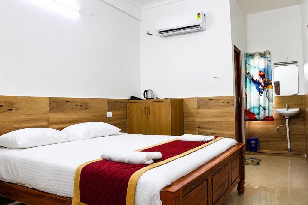 Desk, iron/ironing board, free WiFi