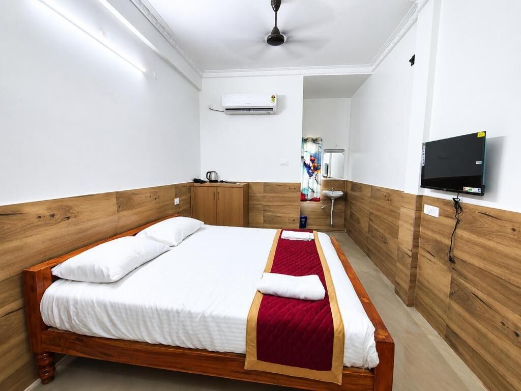 Desk, iron/ironing board, free WiFi