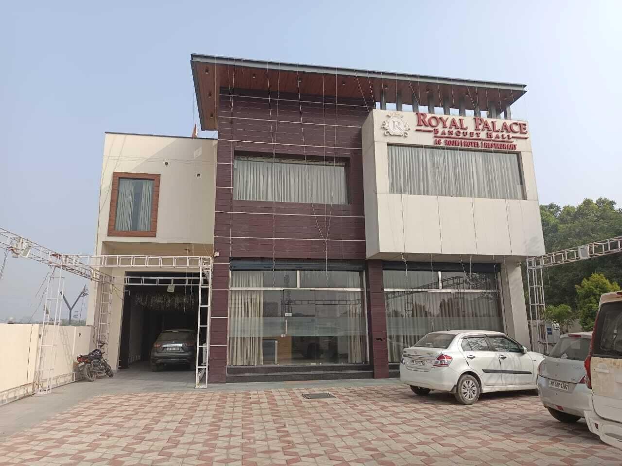 Un edificio con un cartel que dice 'Royal Palace Banquet Hall & Rooftop Hotel & Restaurant'.