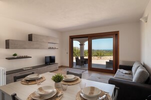 Casa, 5 quartos, vista para o mar | Área de estar | TV 30 polegadas com canais via satélite