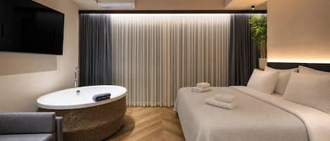 Suite with Spa Bath | Allergitestade sängkläder, värdeförvaringsskåp på rummet och skrivbord