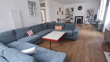 Tv, bordsfotboll och böcker