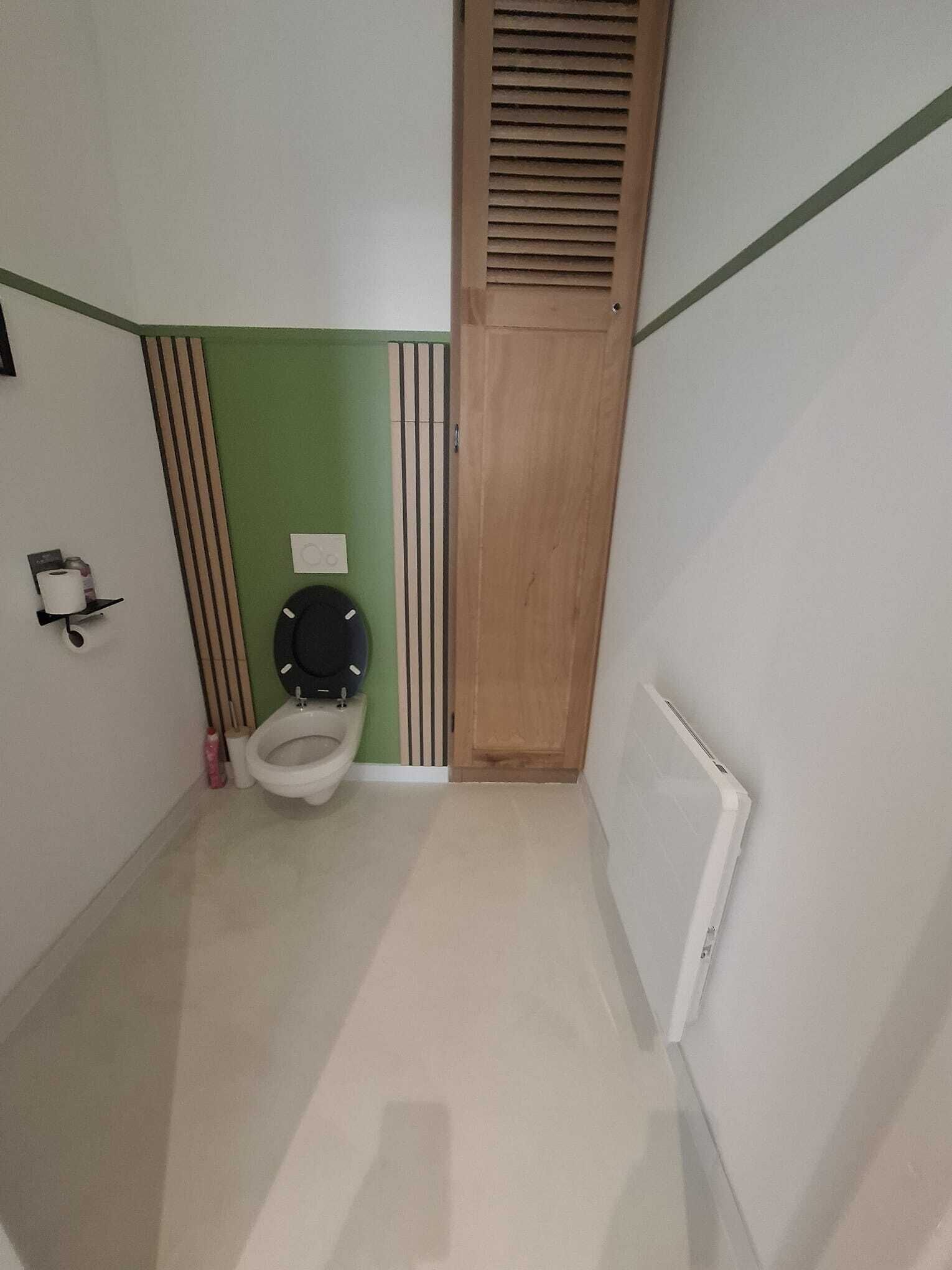Shower, hair dryer, toilet paper