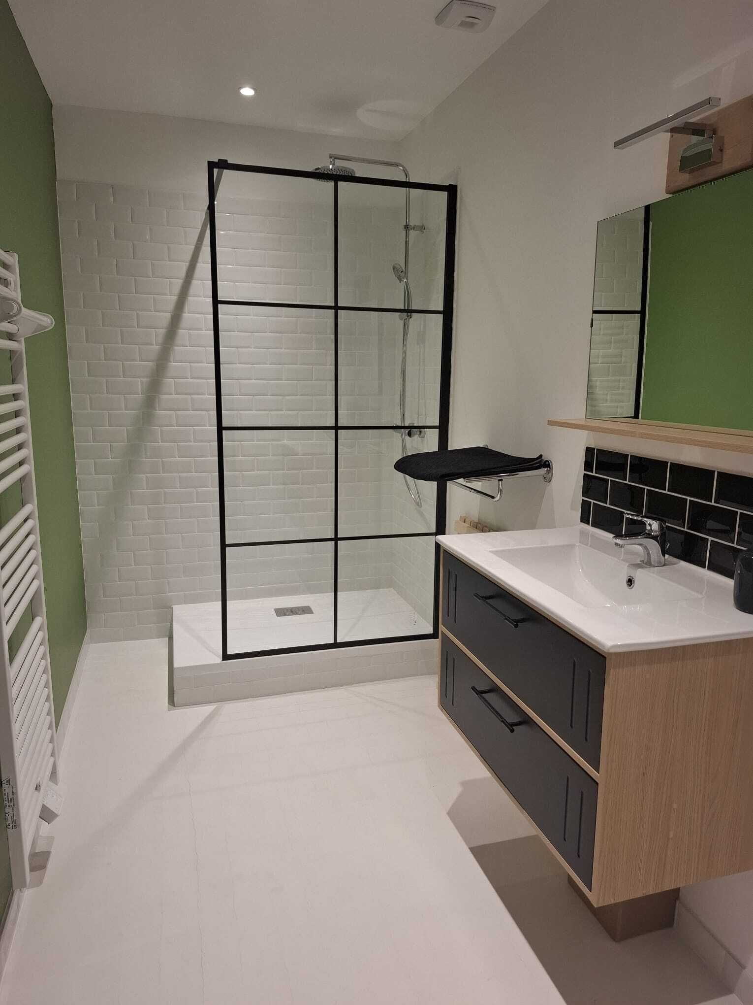 Dusche, Haartrockner, Toilettenpapier