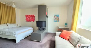 Iron/ironing board, WiFi, bed sheets - Bright 1-Bedroom Apartment Steps from Bondi Beach (Bondi Beach)