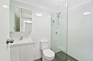 Hair dryer, towels, soap, toilet paper - Bright 1-Bedroom Apartment Steps from Bondi Beach (Bondi Beach)