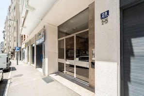A building with a ground-floor entrance, a visible parking sign, and a number '28' on the facade. - A comfortable and welcoming 50 square meters apartment, perfect for four people, located on the sixth floor of a building with an elevator (NOT accessible to people with disabilities).The property is situated in a quiet area not far from the center of Tr (Trieste)