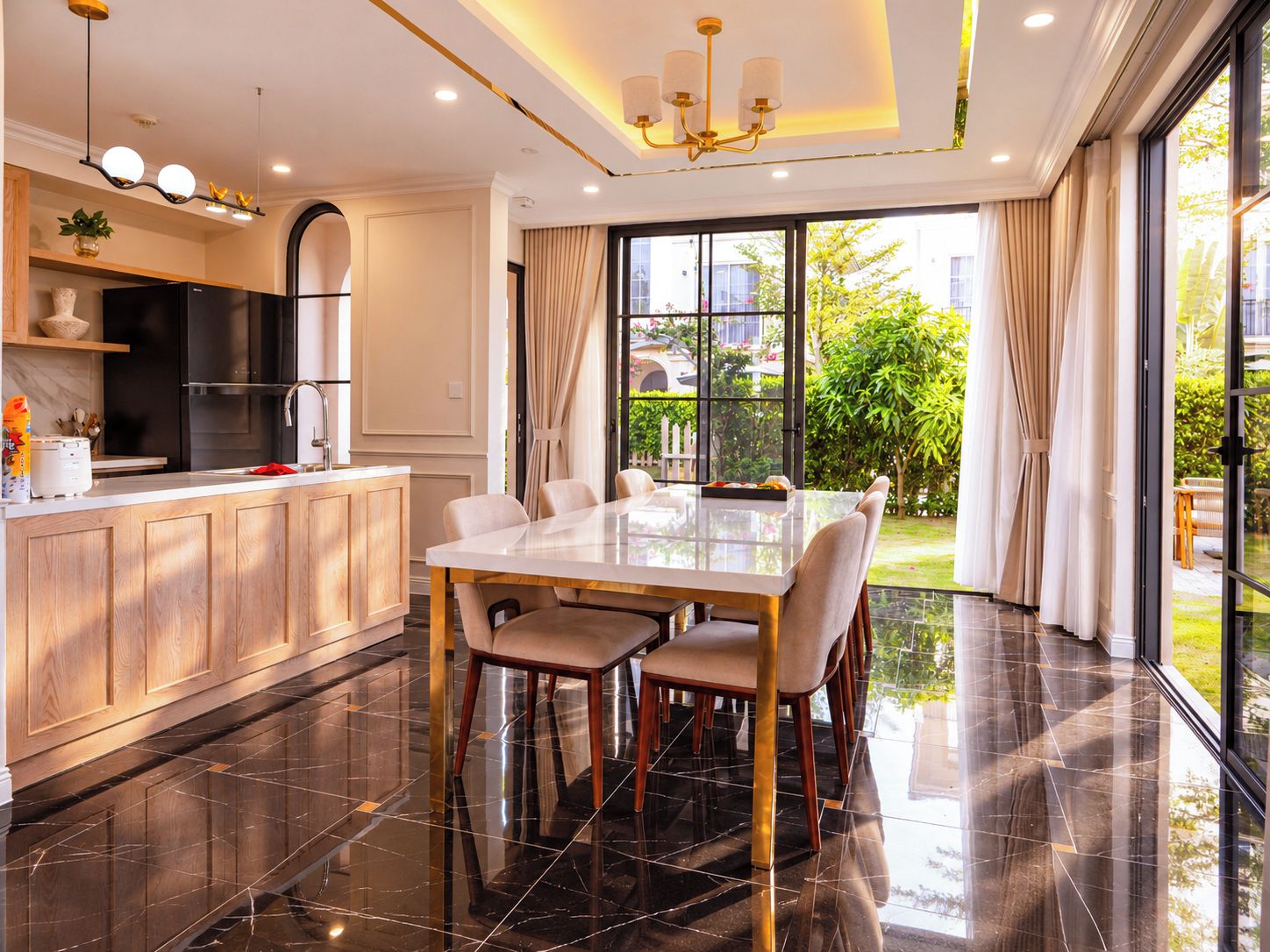Una cocina moderna con comedor, ventanas amplias y vistas al exterior.