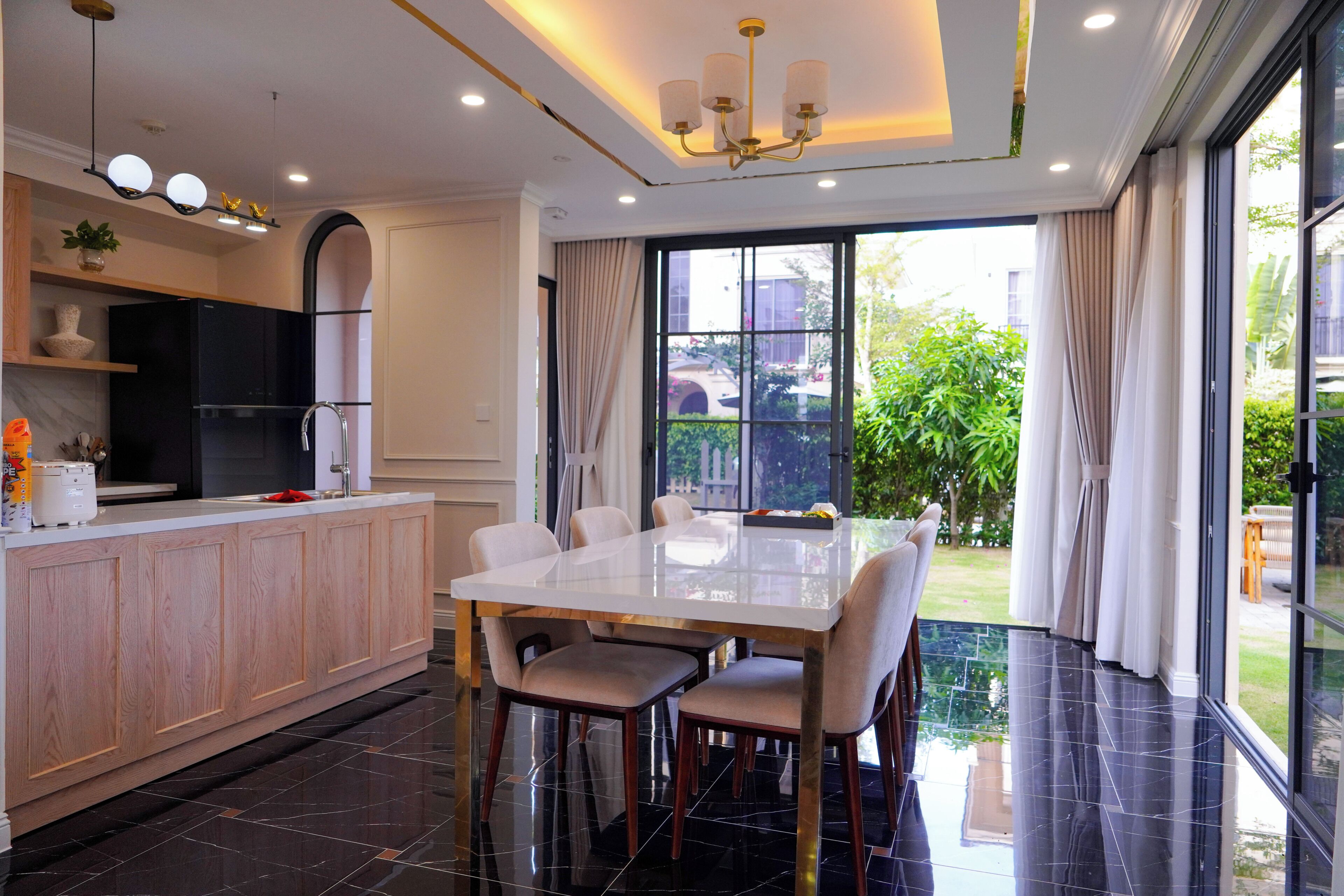 Una cocina moderna con comedor, ventanas amplias y vista a zonas verdes.
