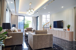 Villa, 2 Bedrooms, Private Pool, Sea View | Ruang tamu | 42 inci sebuah televisyen pintar dengan digital 