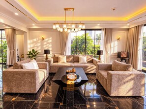 Una sala de estar moderna con un conjunto de sofá, una mesa de centro y un televisor.