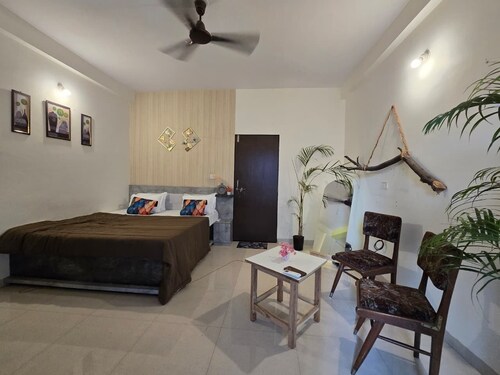The white Town Homestay