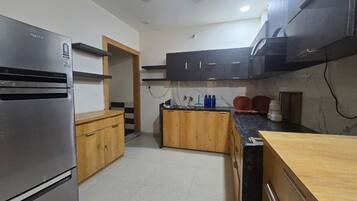 Deluxe Double Room, Balcony, City View | Private kitchen