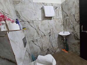 Deluxe Double Room, Balcony, City View | Bilik Mandi | Pancuran mandi, kelengkapan dandanan diri percuma, pengering rambut 
