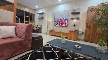 Deluxe Double Room, Balcony, City View | Living area