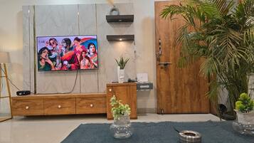 Deluxe Double Room, Balcony, City View | Interior