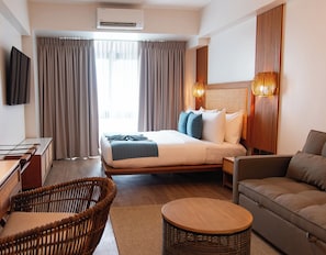 In-room safe, desk, blackout curtains, free WiFi - Solmera Beach Park Resort (San Juan)