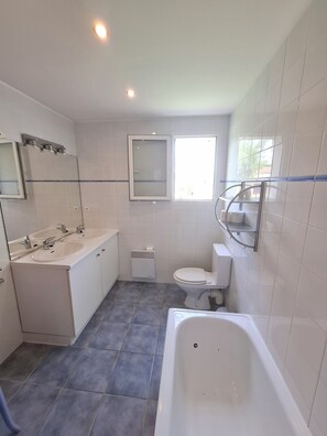 Een douche, toiletpapier