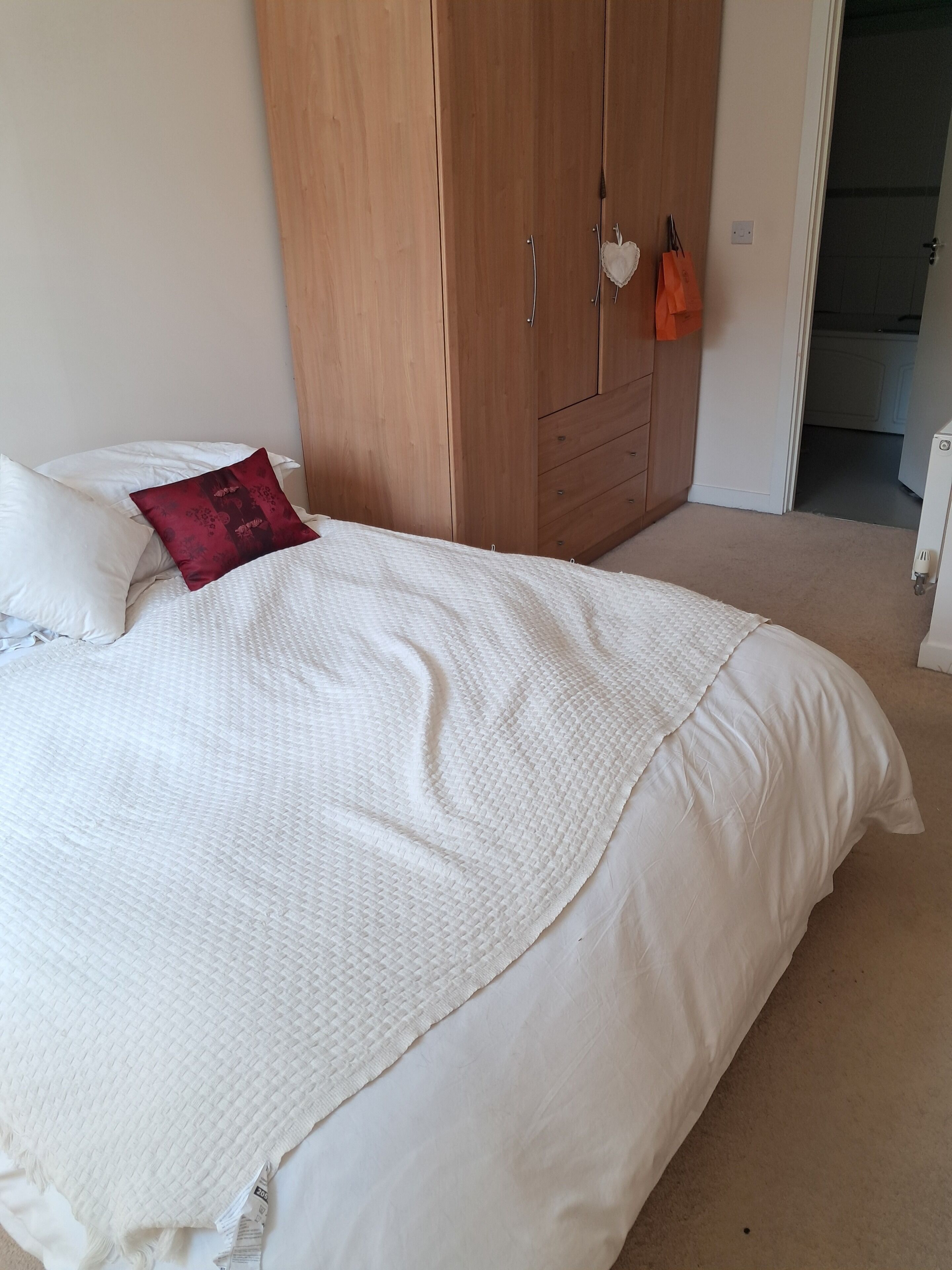 2 bedrooms, iron/ironing board, Internet, bed sheets