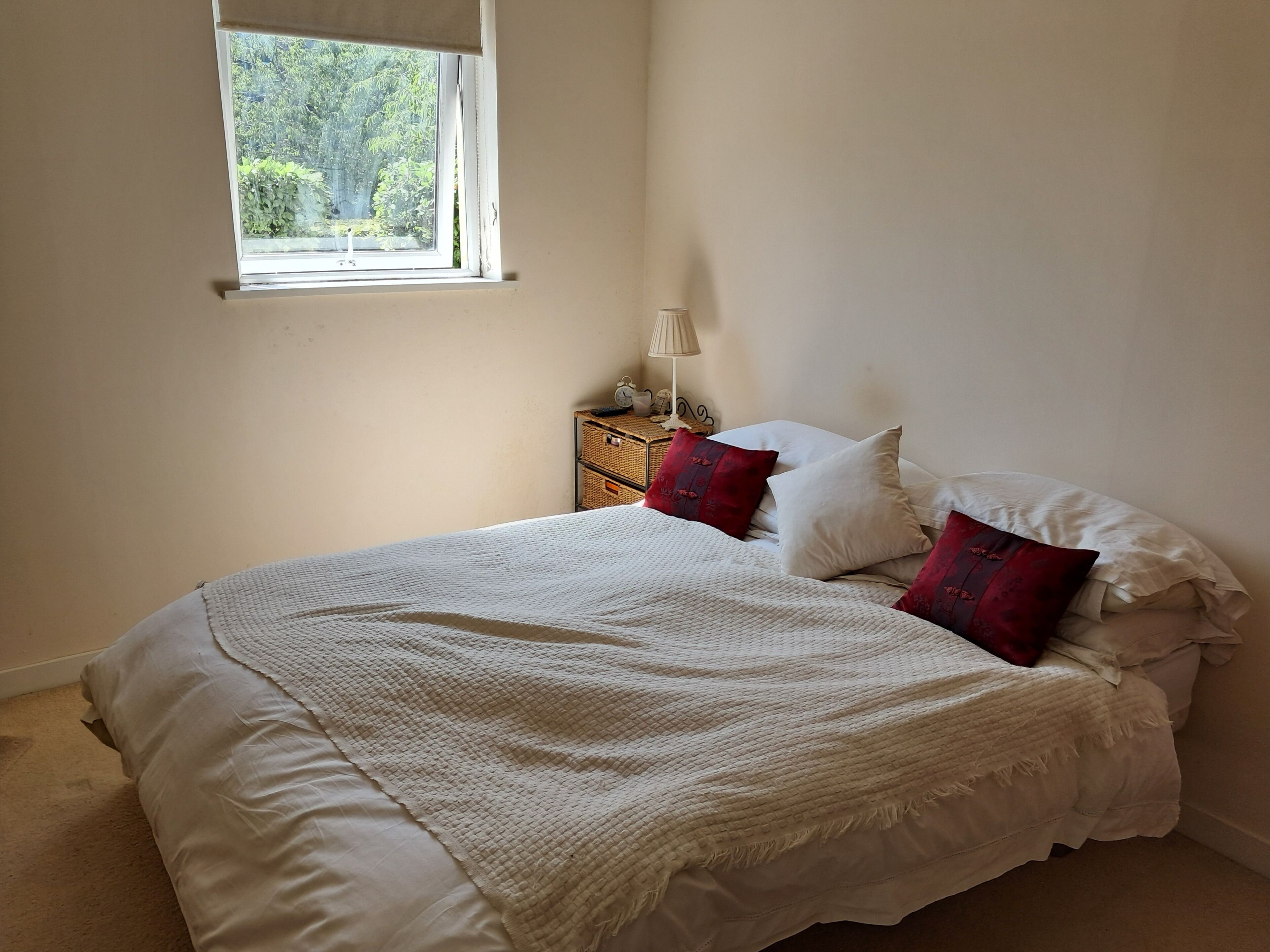 2 bedrooms, iron/ironing board, internet, bed sheets