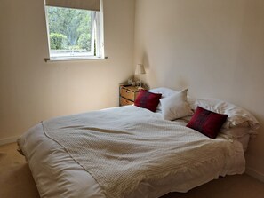Room - Family-sized holiday flat near the Surrey Hills and London (LEATHERHEAD)