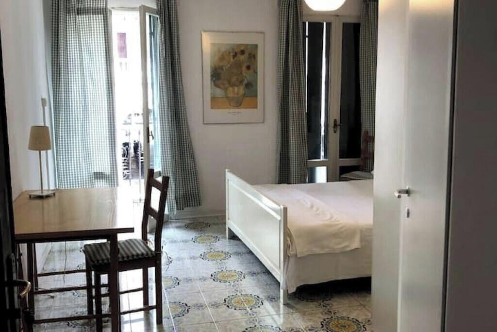 1 habitación, tabla de planchar con plancha, wifi gratis y ropa de cama 