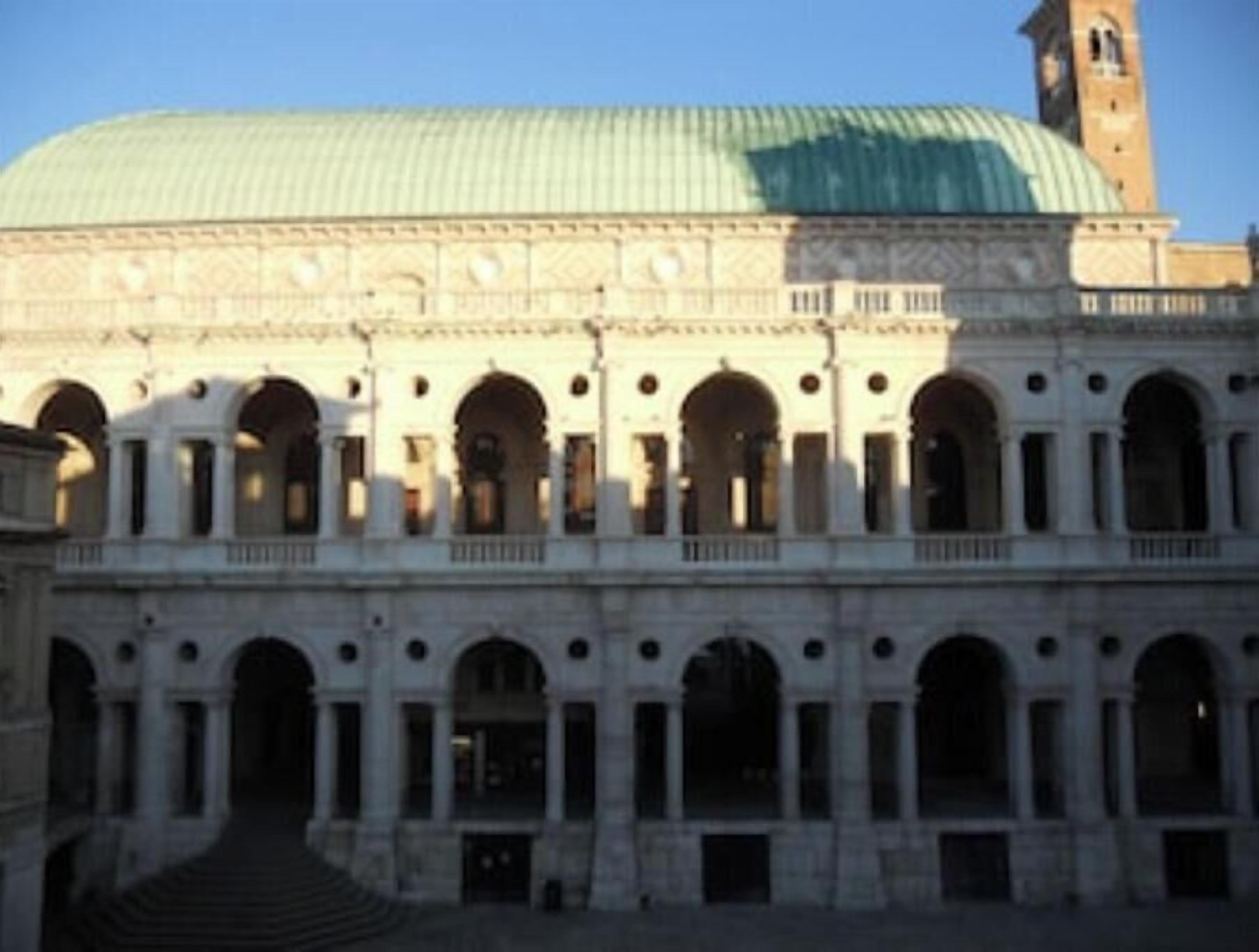 Un edificio con una grande cupola centrale e numerosi archi.