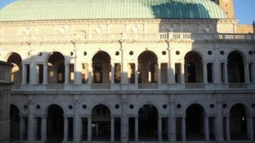 Un edificio con una grande cupola centrale e numerosi archi.