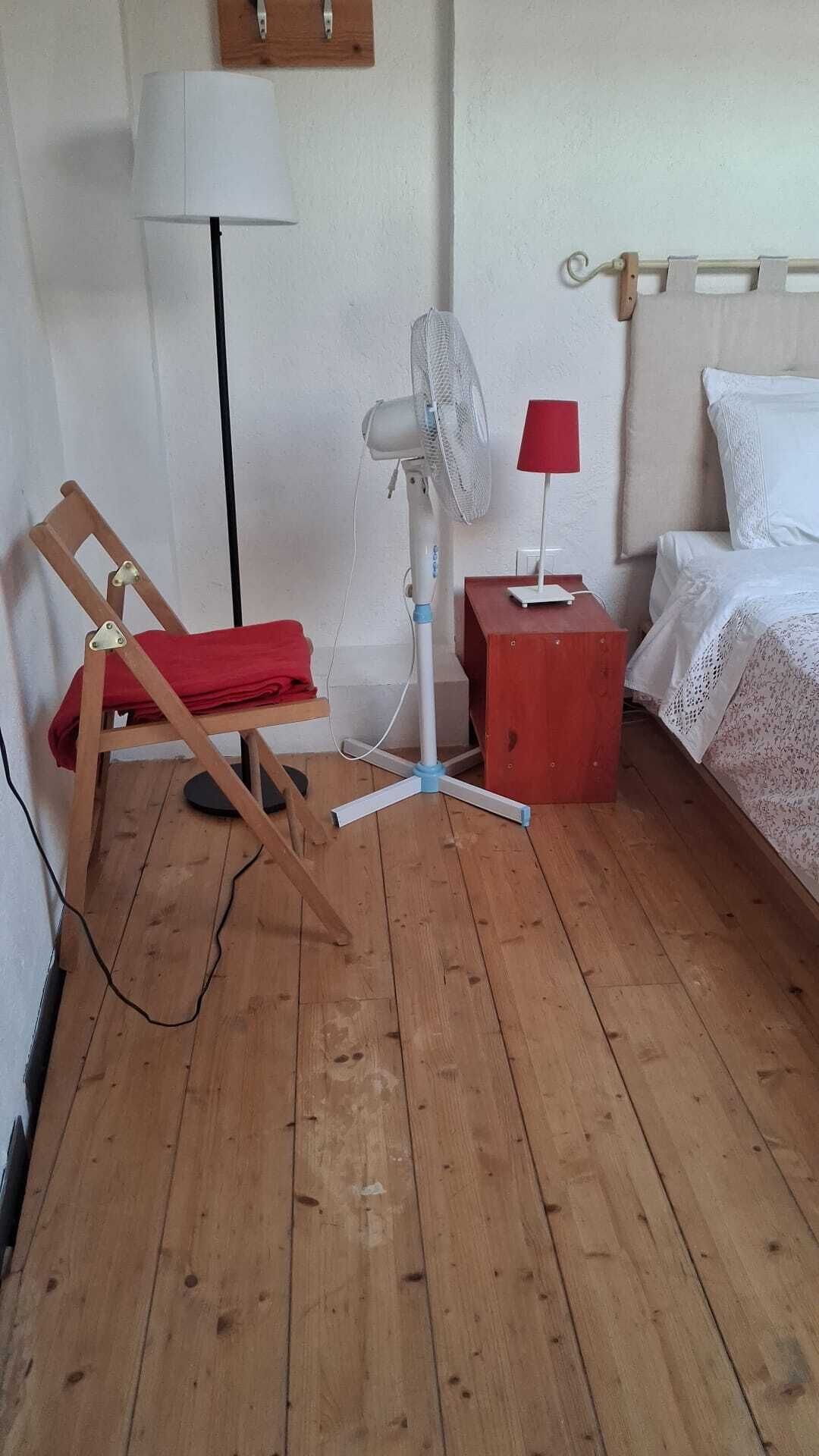 1 habitación, tabla de planchar con plancha, wifi gratis y ropa de cama 