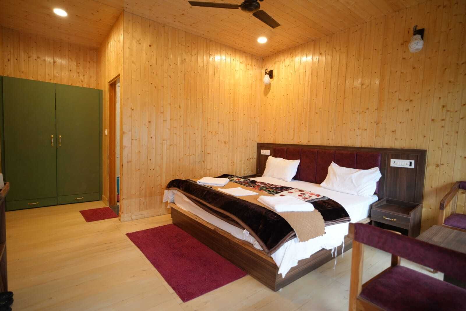 Habitación Deluxe | Camas supletorias y ropa de cama