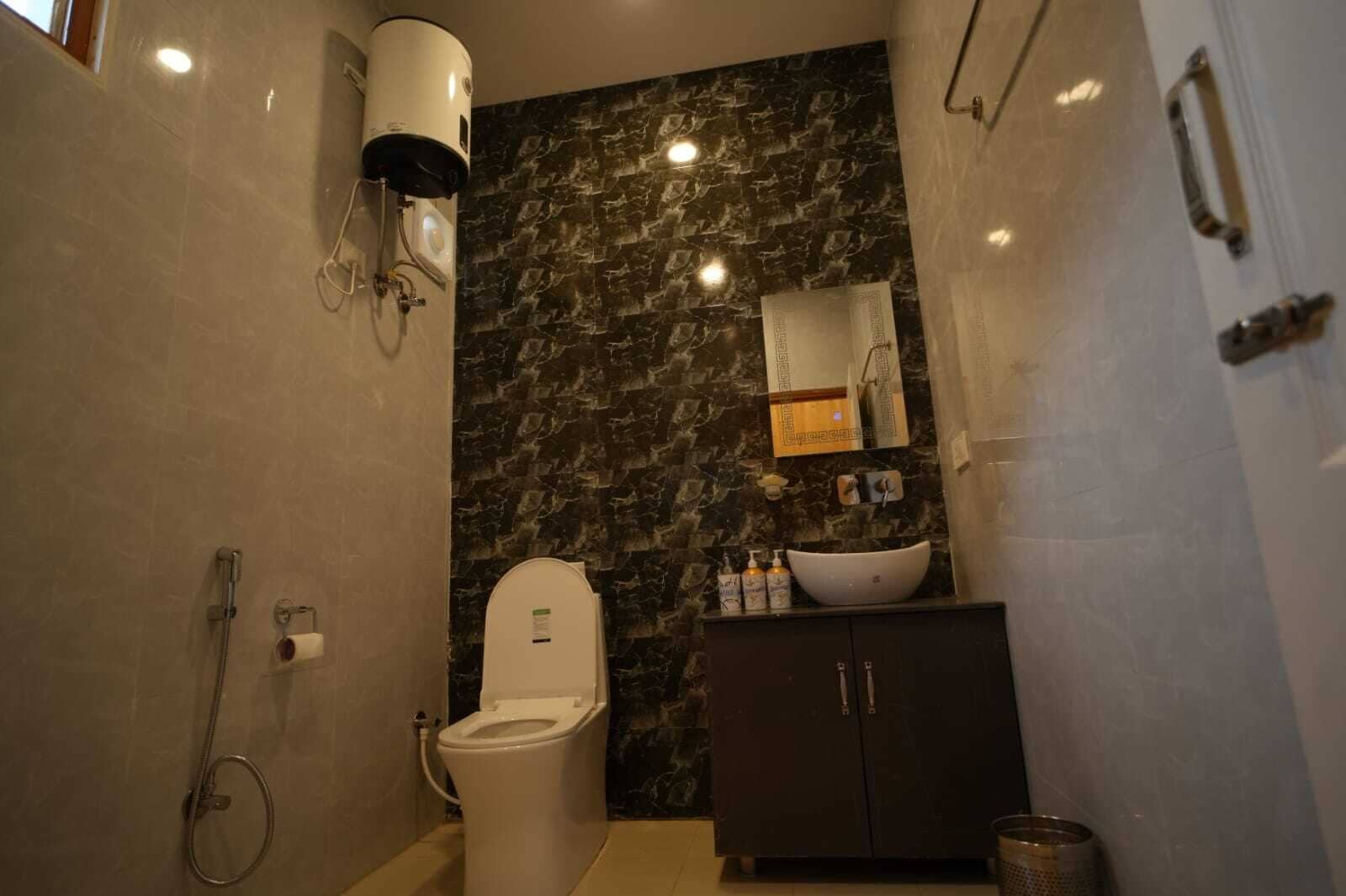 Deluxe Room | Bathroom | Shower, free toiletries, soap