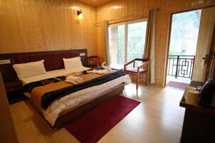 Una habitación con paneles de madera, una cama, una silla y un balcón.