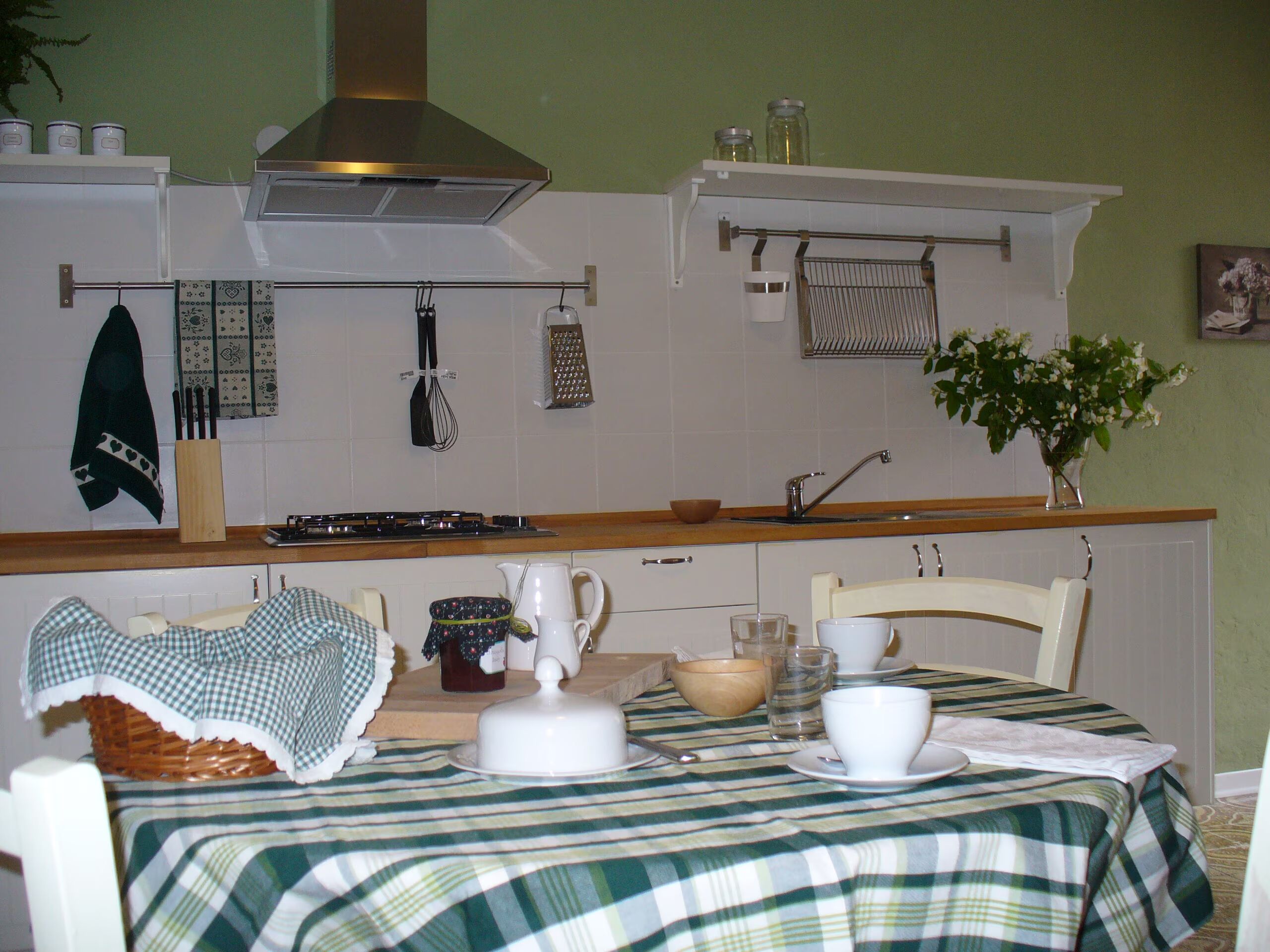 Coffee/tea maker, fridge, microwave, stovetop