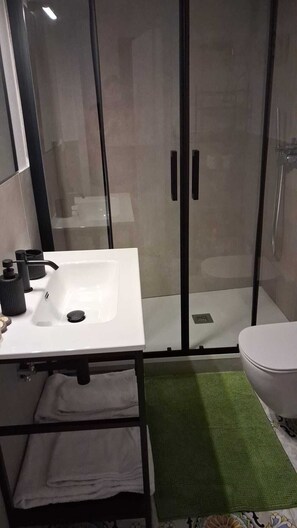 Shower, hair dryer, towels, soap - Bright apartment in the heart of Vicenza's historic center (Vicenza)