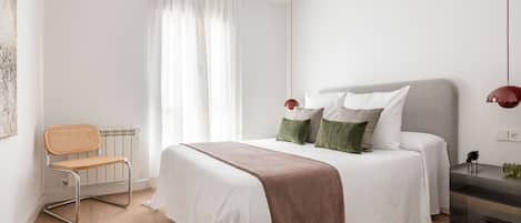 3 bedrooms, iron/ironing board, internet, bed sheets