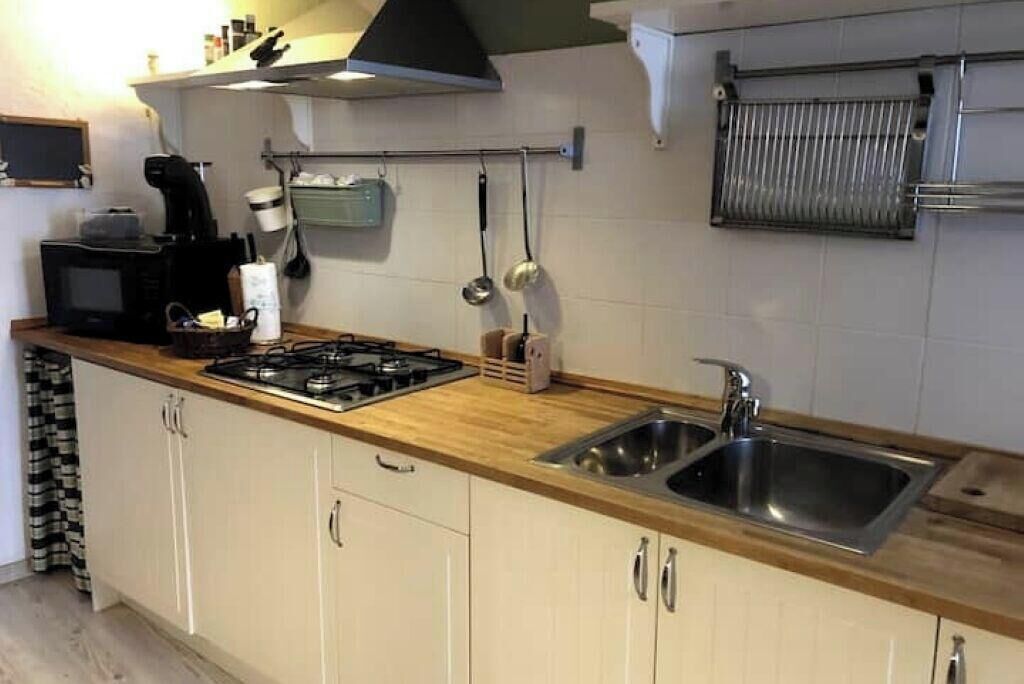 Coffee/tea maker, fridge, microwave, stovetop