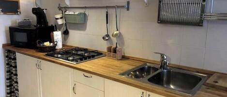 Coffee/tea maker, fridge, microwave, stovetop