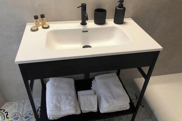 Een douche, een haardroger, handdoeken, zeep