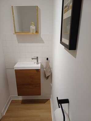 Regadera, toallas, papel de baño
