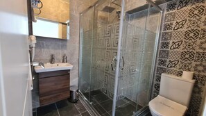 Studio, quang cảnh thành phố | Phòng tắm | Đồ dùng nhà tắm miễn phí, máy sấy tóc, dép đi trong nhà 