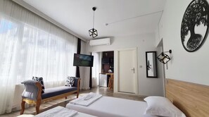 Studio, quang cảnh thành phố | Bàn, khu vực làm việc phù hợp cho laptop, màn/rèm cản sáng 