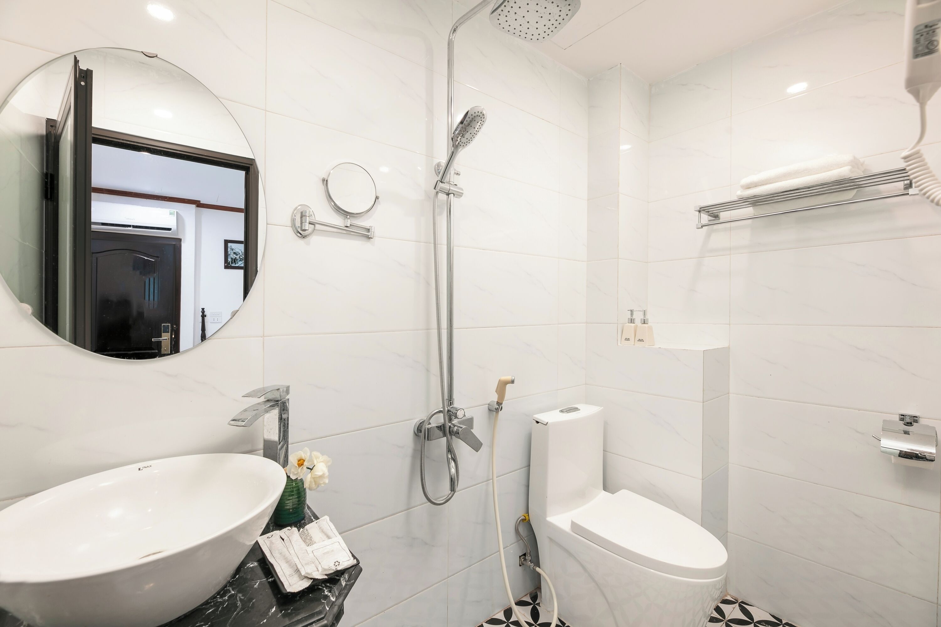Habitación doble superior | Baño | Ducha, artículos de higiene personal gratuitos y secador de pelo