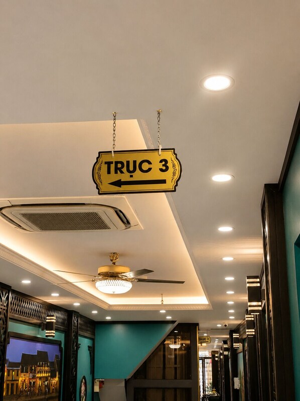 A hotel corridor with a sign indicating 'TRUC 3' and a ceiling fan. - Hanoi Silk Crown  Boutique Hotel & Spa  (Hanoi)