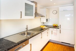 Coffee/tea maker, fridge, microwave, stovetop
