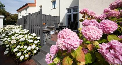 Feuerstein Family Home, Apartment 4
