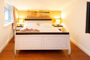 3 bedrooms, WiFi (free), bed sheets
