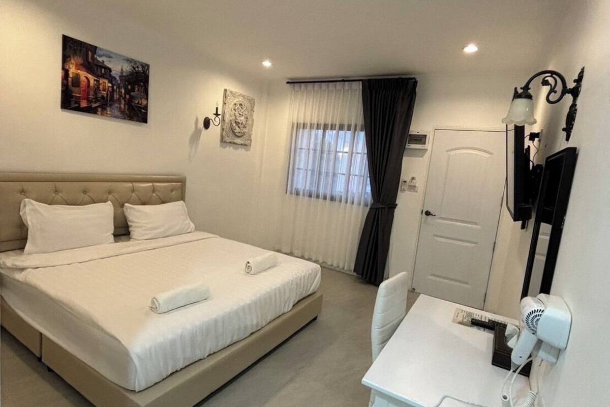Standard Double Room | WiFi (free), bed sheets