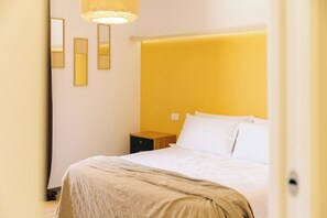 Cortinas blackout, tabla de planchar con plancha, cunas y wifi gratis 