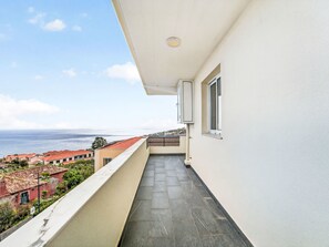A narrow balcony with a view of the sea and buildings. - Calheta Artlantic Pearl by Interhome (Calheta (Madeira))