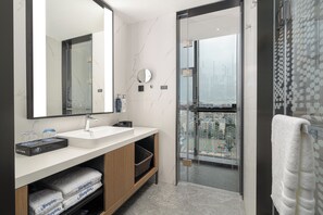 Comfort dubbelrum - utsikt mot staden | Badrum | Dusch, hårtork, handdukar och tvål